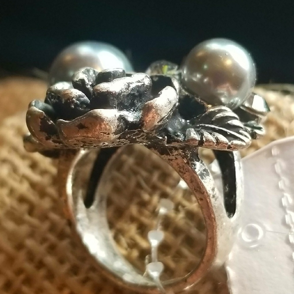 Rose, Pearls and Rhinestones Ring - Picture 4 of 5